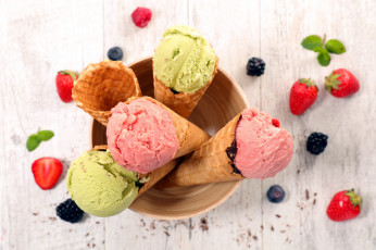 Картинка еда мороженое +десерты рожок ассорти клубника вафельный