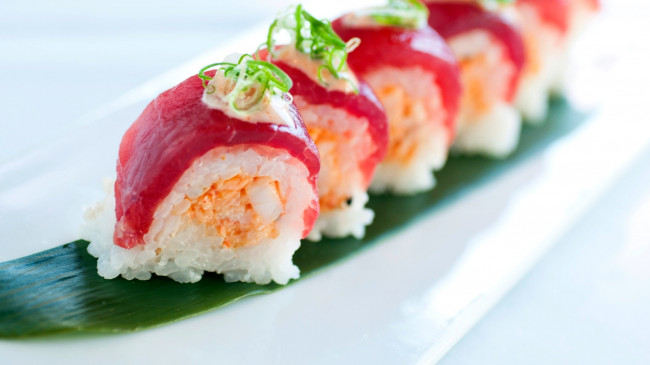 Обои картинки фото еда, рыба,  морепродукты,  суши,  роллы, роллы, суши, кухня, японская