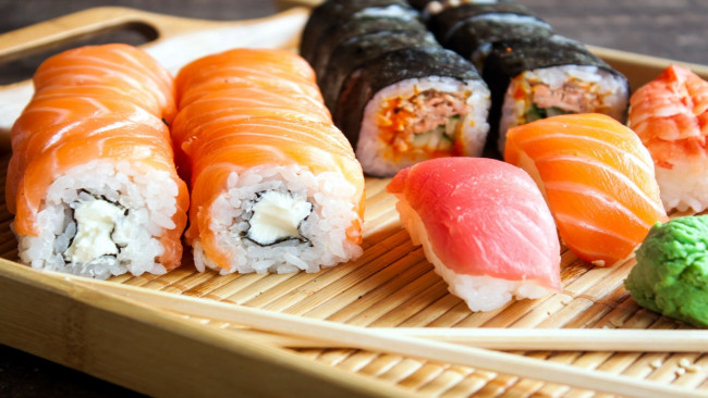Обои картинки фото еда, рыба,  морепродукты,  суши,  роллы, имбирь, японская, кухня, роллы, суши
