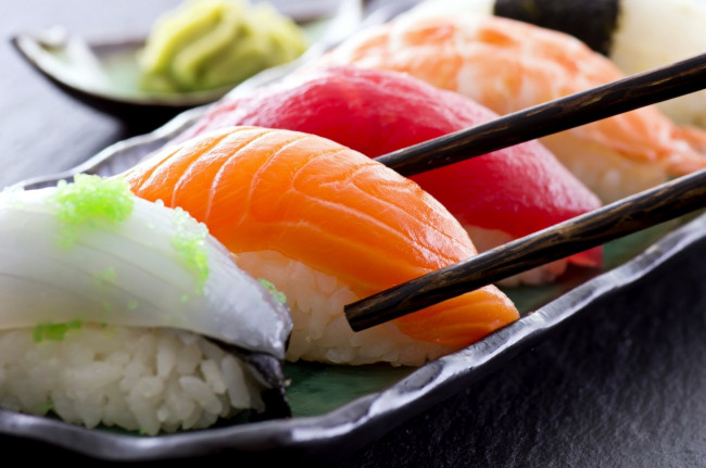 Обои картинки фото еда, рыба,  морепродукты,  суши,  роллы, лосось, суши, японская, кухня