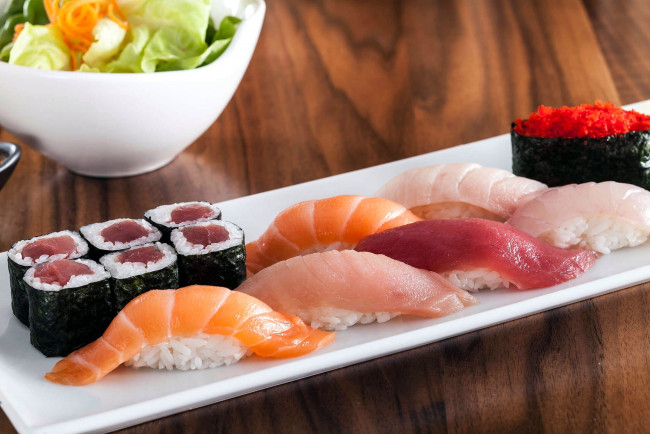 Обои картинки фото еда, рыба,  морепродукты,  суши,  роллы, роллы, суши, кухня, японская, икра, ассорти