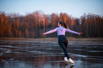 обоя спорт, конькобежный спорт, свитер, замерзшее, озеро, модель, брюнетка, природа, танец, лед, конский, хвост, коньки, леггинсы