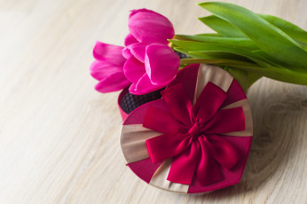 Картинка праздничные подарки+и+коробочки лента бант подарок тюльпаны