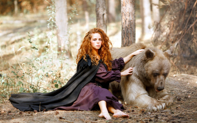 Обои картинки фото девушки, -unsort , рыжеволосые и другие, медведь, девушка, рыжеволосая, лес
