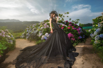 Картинка девушки -+брюнетки +шатенки кусты гортензия цветы черное платье шатенка шляпа