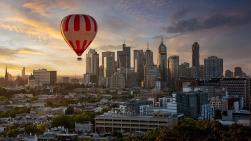Картинка авиация воздушные+шары+дирижабли город воздушный шар полет небоскребы закат