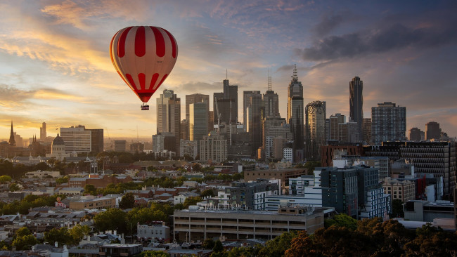 Обои картинки фото авиация, воздушные шары дирижабли, город, воздушный, шар, полет, небоскребы, закат
