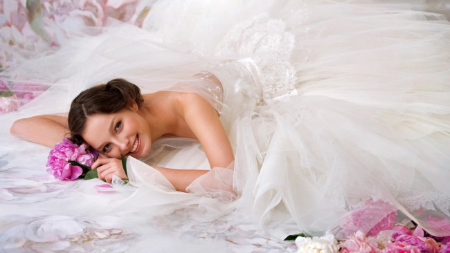 Обои картинки фото девушки, - невесты, свадебное, платье, невеста, пионы, улыбка