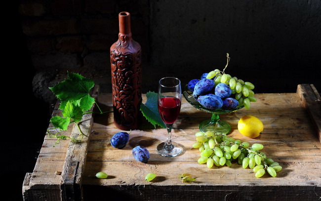 Обои картинки фото еда, натюрморт, бутылка, вино, сливы, виноград, листья