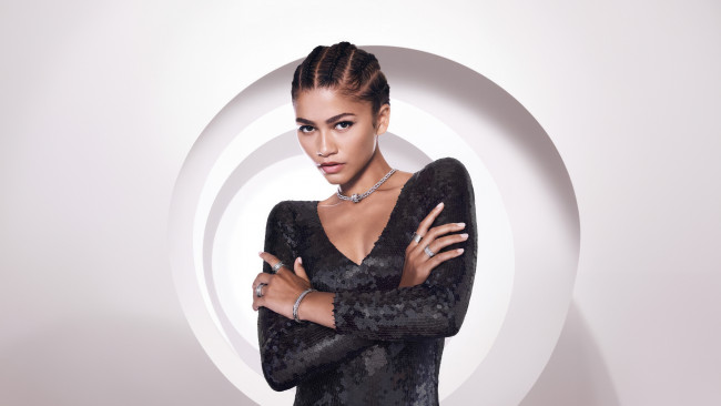 Обои картинки фото zendaya impresses in bulgari b, zero1 jewelry ads 2024, девушки, zendaya coleman, актриса, зендея, zendaya, фотосессия, нoвая, кoллeкция, bulgari, b, zero1, campaign, январь