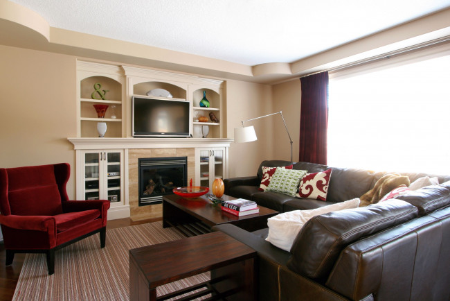 Обои картинки фото интерьер, гостиная, диван, телевизор, столик, кресло, лампа