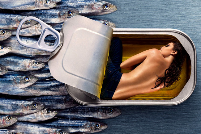 Обои картинки фото юмор, приколы, консервная, банка, рыба, девушка