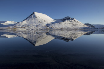 Картинка природа реки озера гладь отражение холмы горы озеро снег
