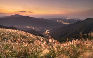 Картинка природа горы закат долина трава огни