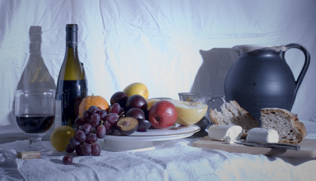 Обои картинки фото еда, натюрморт, вино, сыр, хлеб, кувшин, виноград, сливы, дыня, бутылка, яблоко