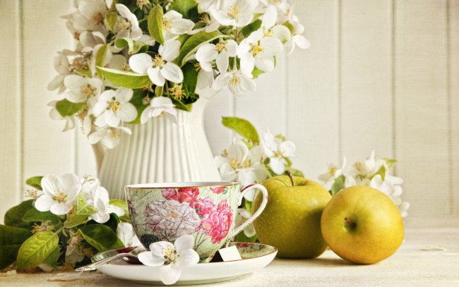 Обои картинки фото еда, натюрморт, ваза, яблоки, чашка, ветки