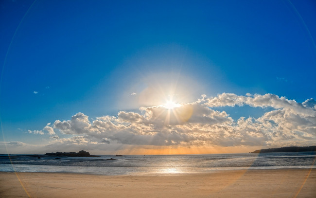 Обои картинки фото природа, восходы, закаты, облака, солнце, горизонт, остров, океан, пляж, песок