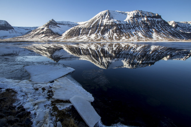Обои картинки фото природа, реки, озера, горы, берег, лед, солнечно, отражение, снег, озеро