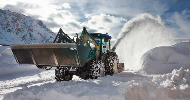 Обои картинки фото техника, снегоуборочная техника, трактор, дорога, сугробы, снег