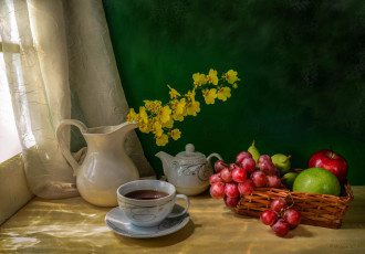 Картинка еда натюрморт чай окно стол кружка фрукты цветы желтые кувшин
