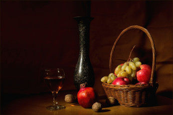 Картинка еда натюрморт бокал яблоко гранат виноград кувшин орехи