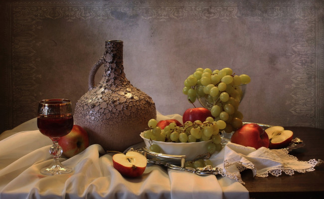 Обои картинки фото еда, фрукты,  ягоды, яблоки, виноград, вино, бокал, кувшин, натюрморт