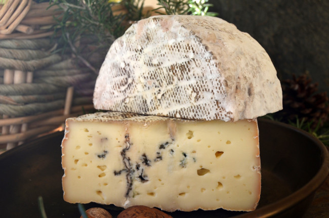 Обои картинки фото cal pujolet blau, еда, сырные изделия, сыр