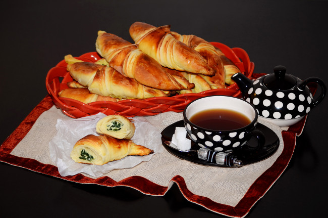 Обои картинки фото еда, хлеб,  выпечка, булочки, чашка, чай