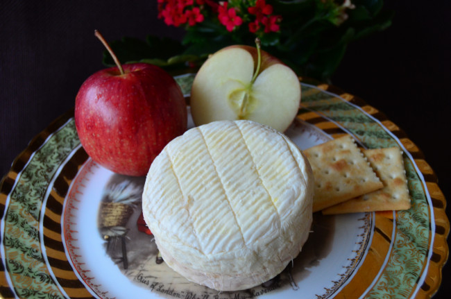 Обои картинки фото peque&, 241, o camembert relleno de manzana,  canela y caramelo, еда, сырные изделия, сыр