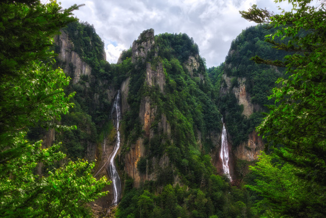 Обои картинки фото природа, водопады, небо, горы, деревья, Япония, хоккайдо, hokkaido