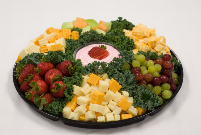 Обои картинки фото еда, салаты,  закуски, клубника, фрукты, фото, сыры, виноград