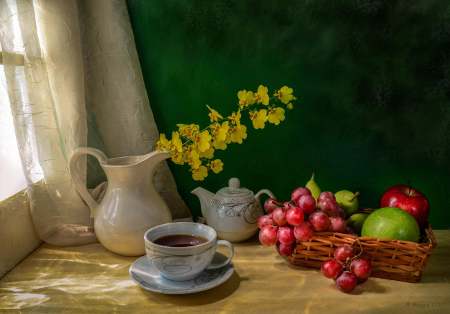 Обои картинки фото еда, натюрморт, чай, окно, стол, кружка, фрукты, цветы, желтые, кувшин