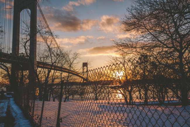 Обои картинки фото города, - мосты, снег, бронкс-уайтстон, моста, зима, бронкс, нью-йорк, ист-ривер, соединенные, штаты, забор, квинс, лонг-айленд, солнце, река, облака, закат