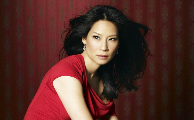 Обои картинки фото девушки, lucy liu, брюнетка, актриса, декольте, топ, серьги