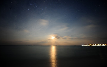 Картинка природа моря океаны море облака луна небо звезды дома огни