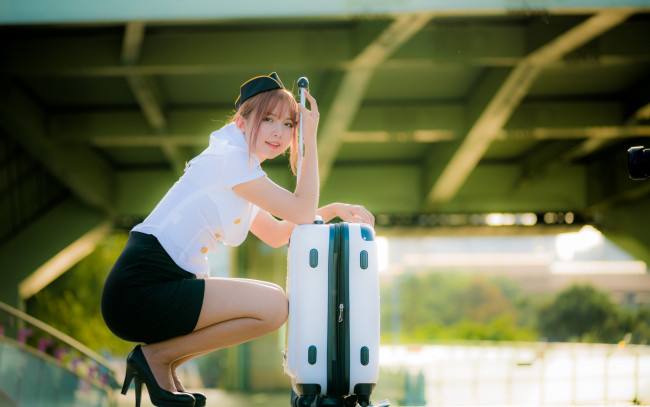 Обои картинки фото девушки, -unsort , азиатки, стюардесса, чемодан, форма