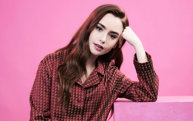 Обои картинки фото девушки, lily collins, поза