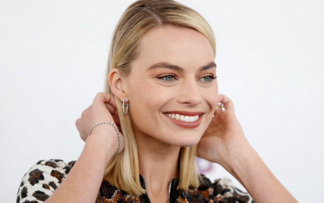 Обои картинки фото девушки, margot robbie, улыбка