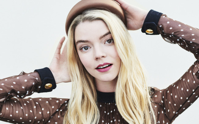 Обои картинки фото девушки, anya taylor joy, блондинка, блузка, шляпка