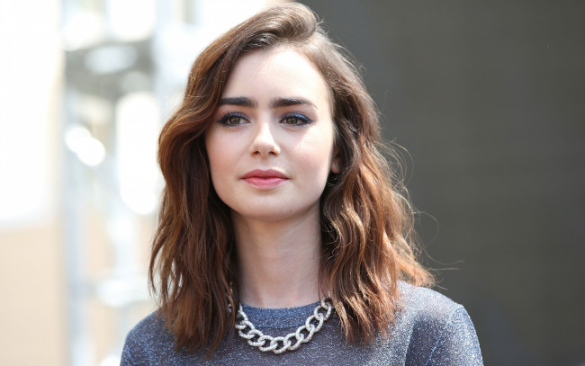 Обои картинки фото девушки, lily collins, макияж, украшение, свитер