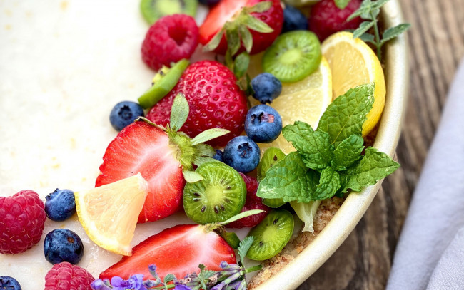 Обои картинки фото еда, фрукты,  ягоды, малина, клубника, черника, лимон