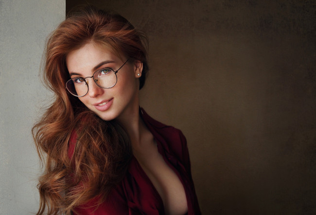 Обои картинки фото девушки, анна федотова, рыжие, волосы, декольте, очки, улыбка