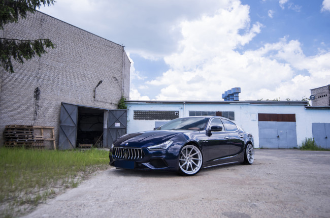 Обои картинки фото maserati ghibli, автомобили, maserati, ghibli, sportcar, sedan, blue, stance