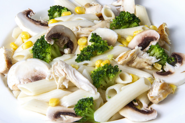 Обои картинки фото еда, грибы,  грибные блюда, макароны, шампиньоны, брокколи, салат