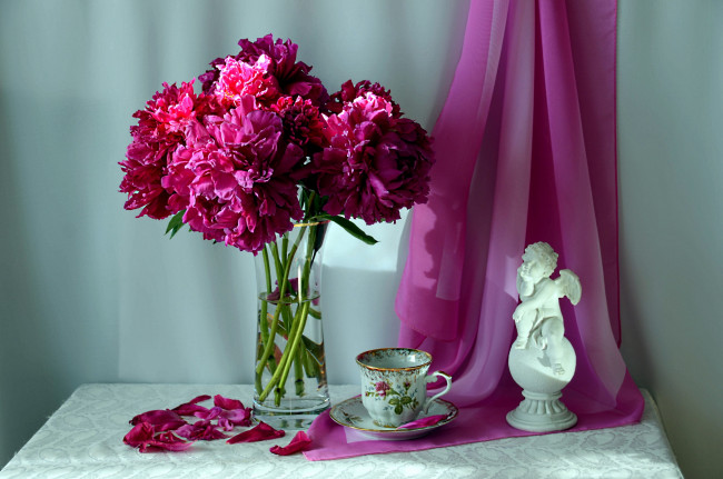 Обои картинки фото цветы, пионы, чашка, лепестки, статуэтка