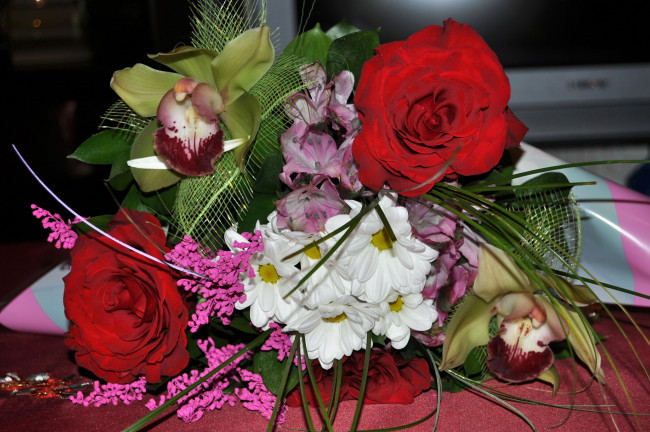 Обои картинки фото цветы, букеты,  композиции, орхидеи, розы, букет