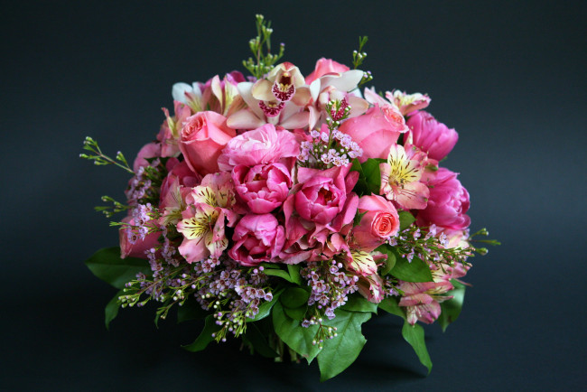 Обои картинки фото цветы, букеты,  композиции, альстромерия, тюльпаны, розы, орхидеи