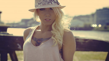 Картинка девушки -unsort+ блондинки шляпа блондинка майка татуировки