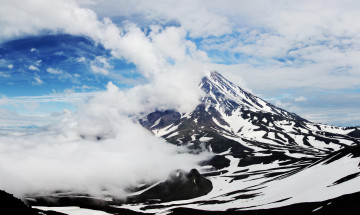 Картинка природа горы вулкан авачинская сопка покрыт белыми облаками камчатка россия