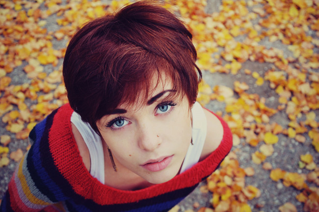 Обои картинки фото девушки, lana branishti, осень, свитер, пирсинг, лана, браништи, взгляд, рыжая, лицо